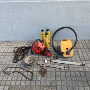 Lote siguiente: Motosierra a Repuesto con Accesorios: Espumas, Llave Francesa, Foco e Inflador