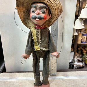Marioneta Antigua de Campesino con Sombrero de Fibra y Vestimenta de Tela - imagen 2