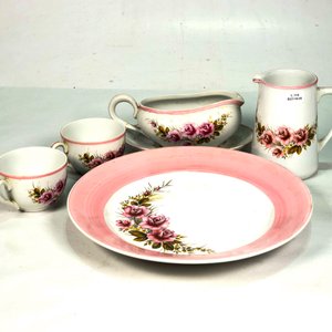 Juego de Porcelana Blanca con Flores Rosas: Salsera, Tazas y Plato - imagen 2