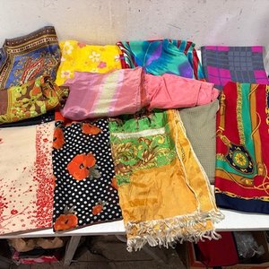 Lote anterior: Lote de Pañuelos Estampados de Seda y Viscosa