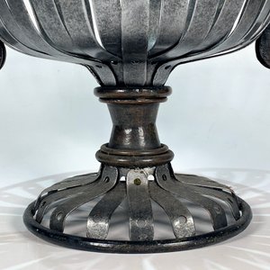 Centro de Mesa Decorativo de Hierro Estilo Copón con Asas - imagen 2