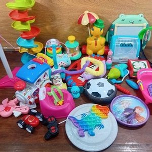 Lote Variado de Juguetes Infantiles: Pelota, Teclado, Figuras y Más - imagen 1