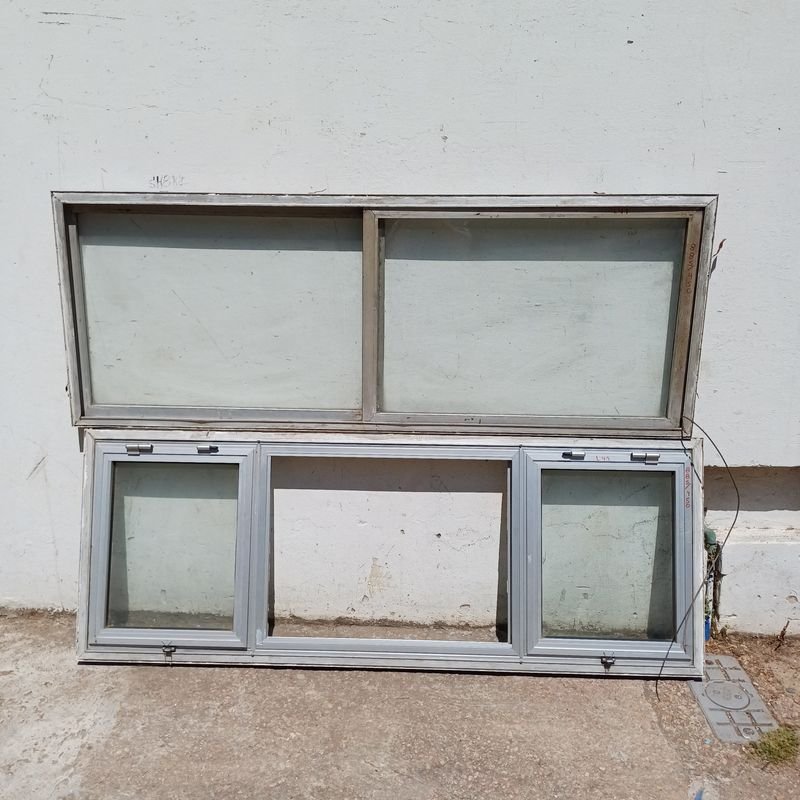 Ventana en carpintería de aluminio con paño fijo central y dos banderolas laterales - imagen 4
