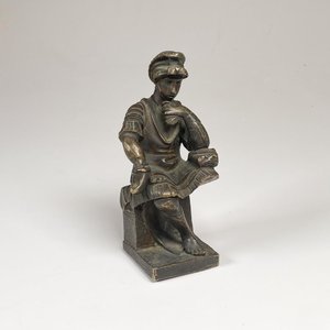 Lote siguiente: Figura de Bronce de Personaje Histórico, Firmada