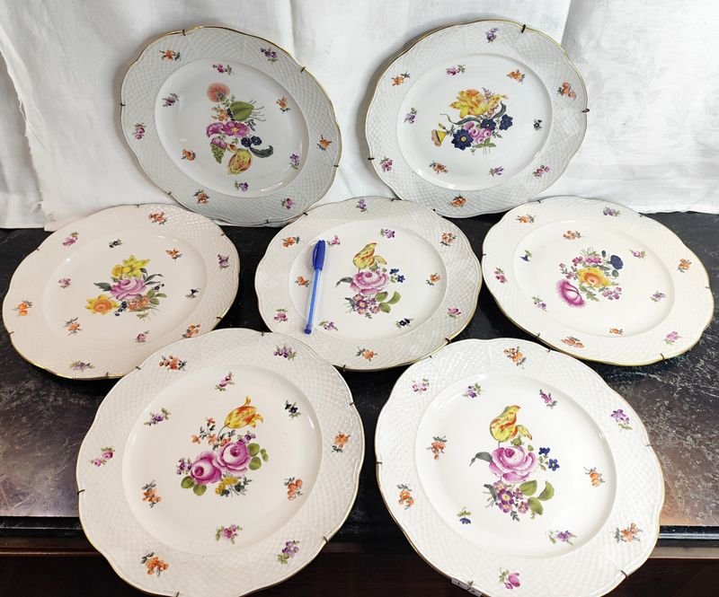 Lote anterior: Platos de porcelana HEREND #527 húngaros floreados en excelente estado