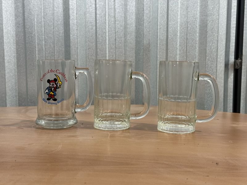 Lote de 3 Jarras Cerveceras de Vidrio, una con Diseño Disney "Pirates of the Caribbean"
