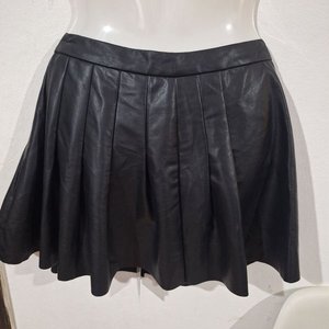Lote anterior: Lote de 12 Prendas de Fiesta para Dama: Vestidos, Faldas y Tops