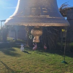 Lote siguiente: Campana Decorativa Metálica Dorada con Soporte