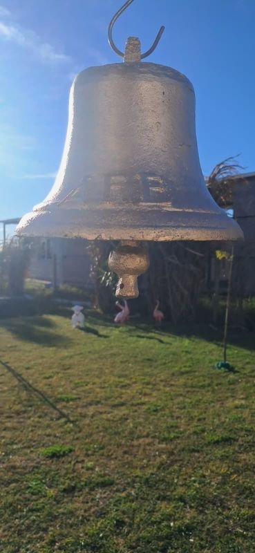 Campana Decorativa Metálica Dorada con Soporte