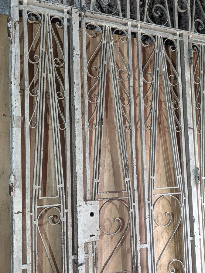 Puerta de hierro forjado con diseño en planchuela y cuadrados - imagen 8