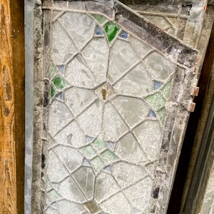 Dos piezas: dos hojas vitraux de hierro con material pegado 105 x 440 cm cada una y una ventana aluminio y vidrio con material pegado 110 x 100 cm con detalle - imagen 6