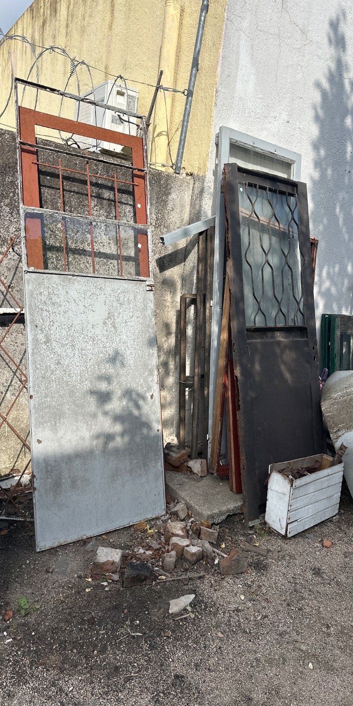 Lote de Puertas y Marcos de Madera y Metal