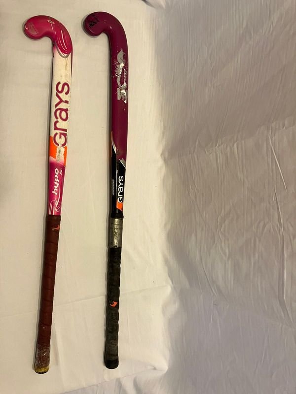 Lote de dos palos de hockey sobre césped usados de la reconocida marca internacional Grays