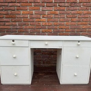 Lote anterior: Escritorio Blanco con Cajones y Manijas Redondas
