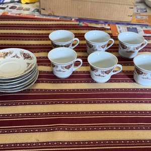 Juego de Tazas y Platos de Porcelana China con Detalles Florales - imagen 4
