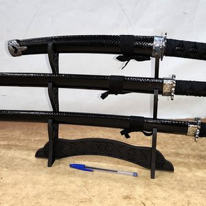 Lote siguiente: Set de 3 Espadas Japonesas Decorativas con Soporte: Katana, Wakizashi y Tanto