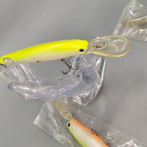 Lote de 3 Señuelos de Pesca Tipo Minnow con Babero y Anzuelos - imagen 6