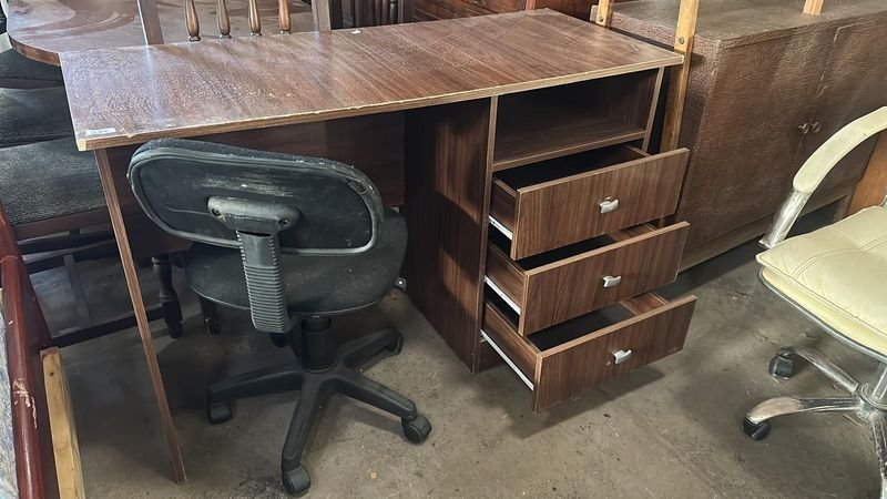 Escritorio de oficina con silla y gabinete - imagen 3