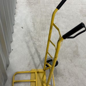 Carrito de Carga Amarillo con Ruedas Grandes y Plataforma Abatible - imagen 3