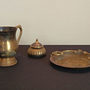 Lote de Piezas Antiguas: Jarro Cervecería, Cenicero, Campanilla y Cencerro Conmemorativo - imagen 8