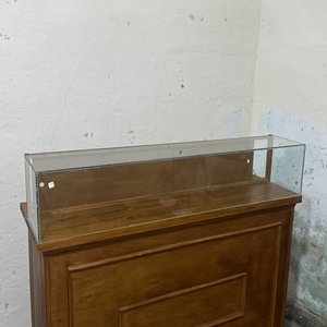 Lote siguiente: Mostrador de madera con vitrina de vidrio