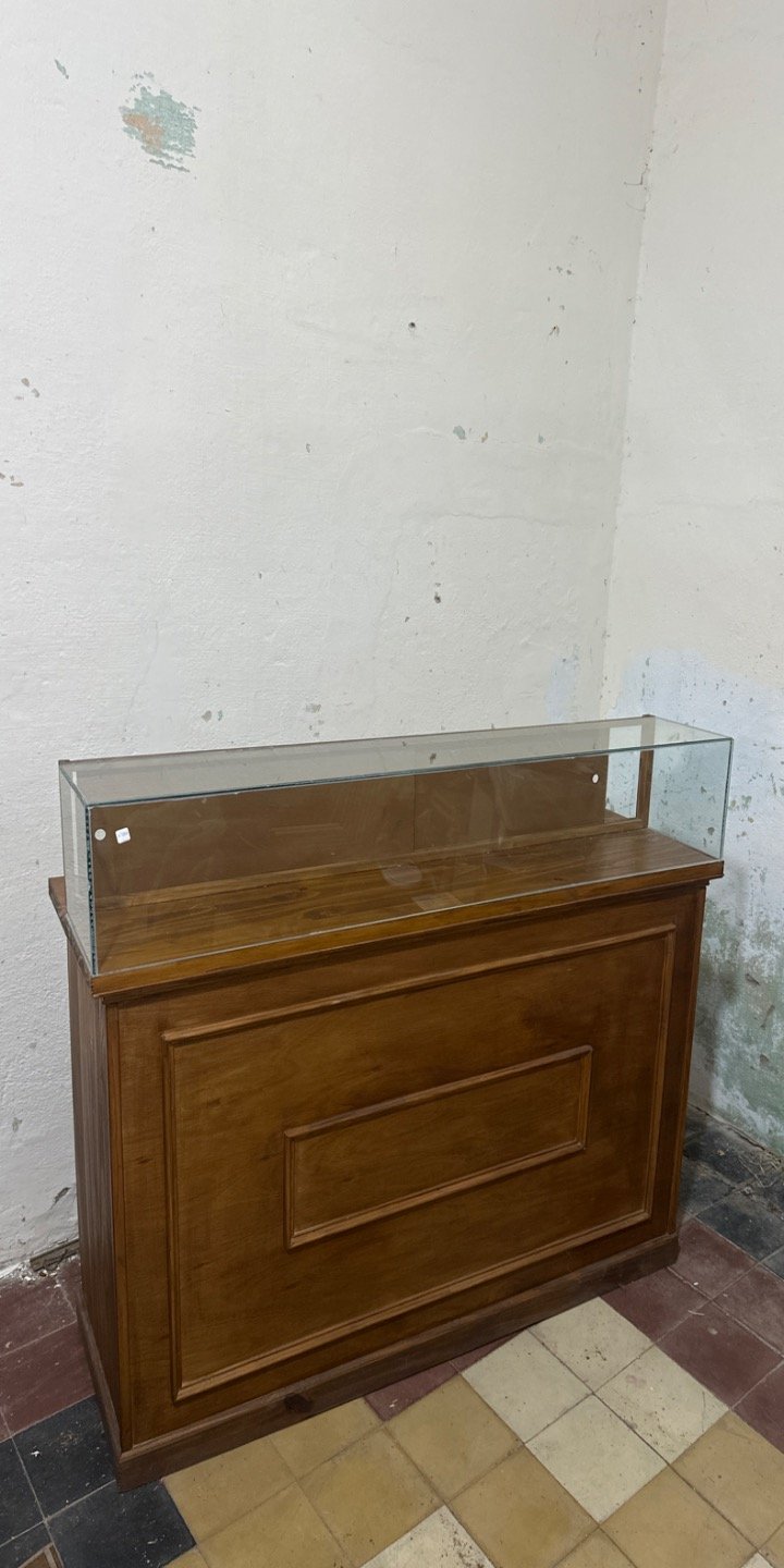 Mostrador de madera con vitrina de vidrio
