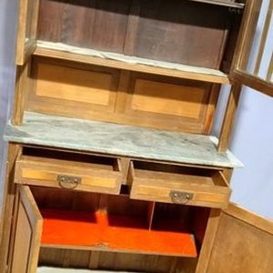 Aparador de Madera con Vitrina, Cajones y Mesada de Mármol - imagen 3