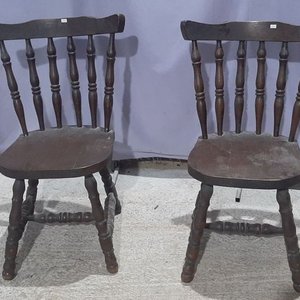 Lote siguiente: Par de Sillas de Madera Oscura Estilo Rústico