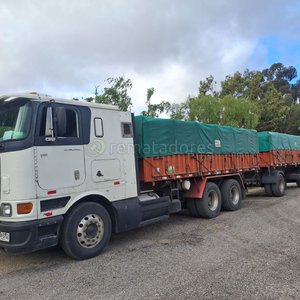 Lote anterior: Camión Tractocamión Blanco con Acoplados Cubiertos