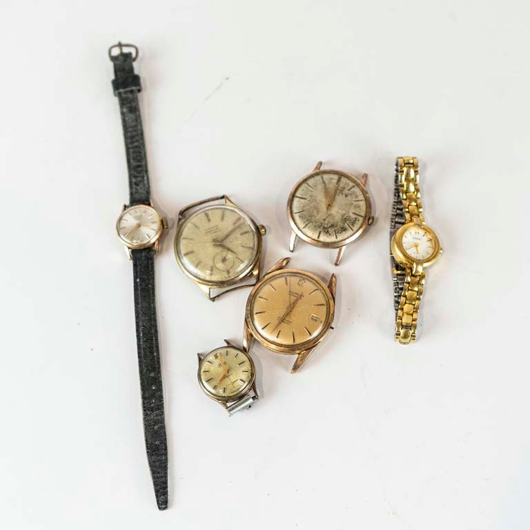 Lote siguiente: Colección de Relojes con Diferentes Diseños y Tamaños