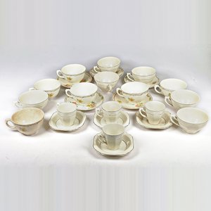 Lote anterior: Juego de Loza Inglesa: 23 Piezas de Tazas de Té y Pocillos de Café con Platillos