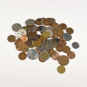 Setenta y cuatro monedas de colección de diversos países - imagen 1