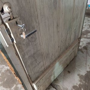 Puerta de Madera Antigua con Marco y Cerradura - imagen 3