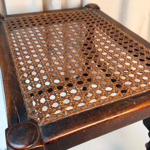 Taburete Antiguo de Madera Torneada con Asiento de Caña Fischel - imagen 5