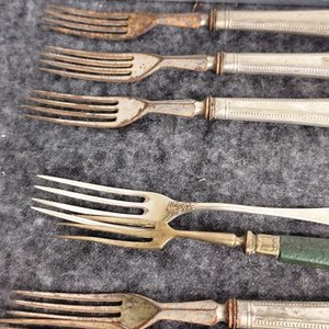 Lote de 7 Tenedores Antiguos con Detalles Ornamentales - imagen 3