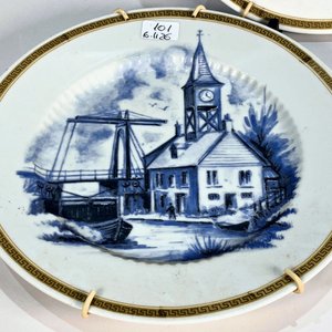 Dos Platos Llanos de Porcelana Blanca con Decoración de Caseríos y Barcas en Azul y Guarda Dorada Griega - imagen 2