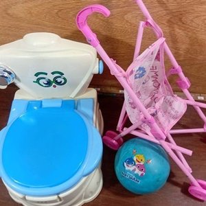 Juego de Baño Infantil: Inodoro, Cochecito y Pelota Baby Shark - imagen 6