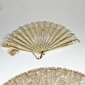 Dos Abanicos Antiguos de Seda y Encaje con Detalles Pintados - imagen 2