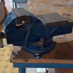 Banco de Trabajo Metálico con Morsa y Estantes - imagen 2