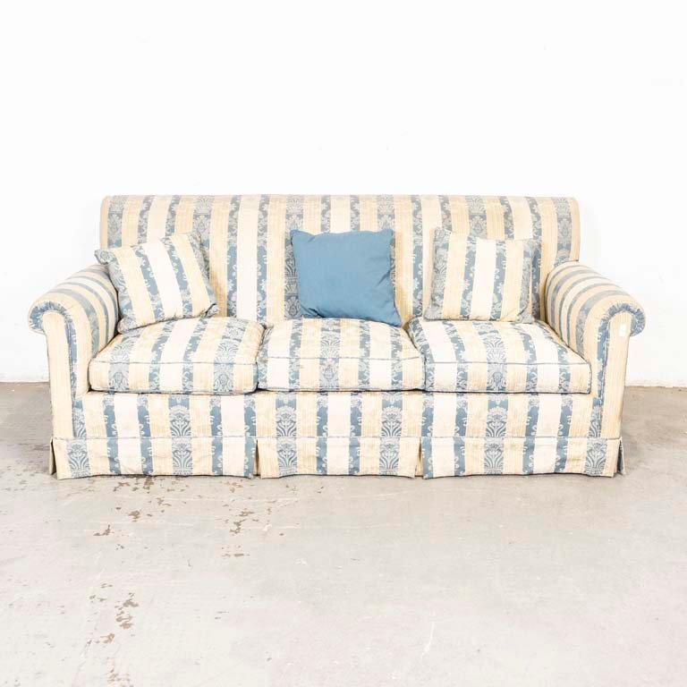 Lote siguiente: Sofá de tres cuerpos con tapizado a rayas en colores celeste y beige