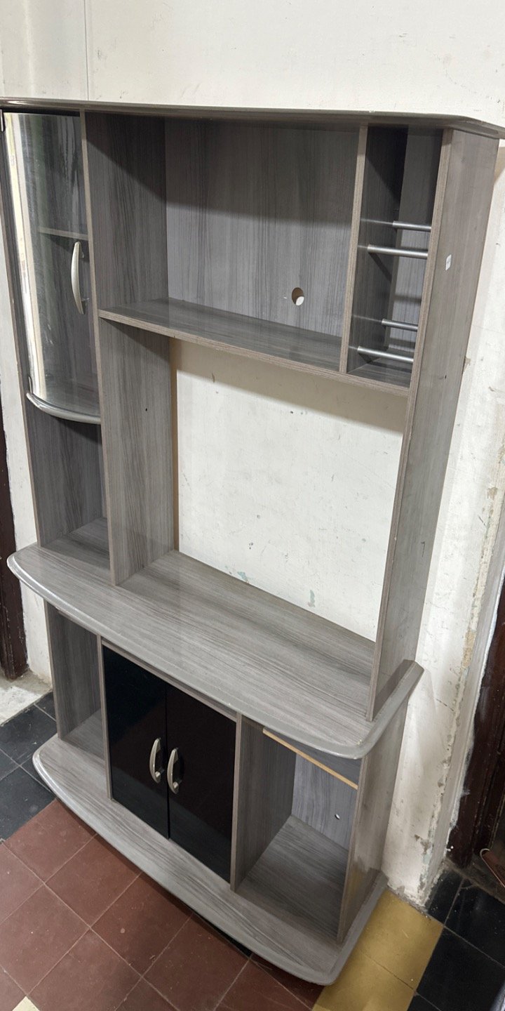 Lote anterior: Rack de madera con puertas de vidrio