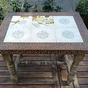 Mesa auxiliar Rústica  de estilo Jacobino rustico de madera noble con patas y travesaños torneadas - la  tapa rectangular decorada con patrones geométricos o animal print con un panel central con  azulejos  con detalles - Medidas 42,50 cm x 57 cm x 47 cm Alto / Con detalles de Tiempo y Uso - imagen 12