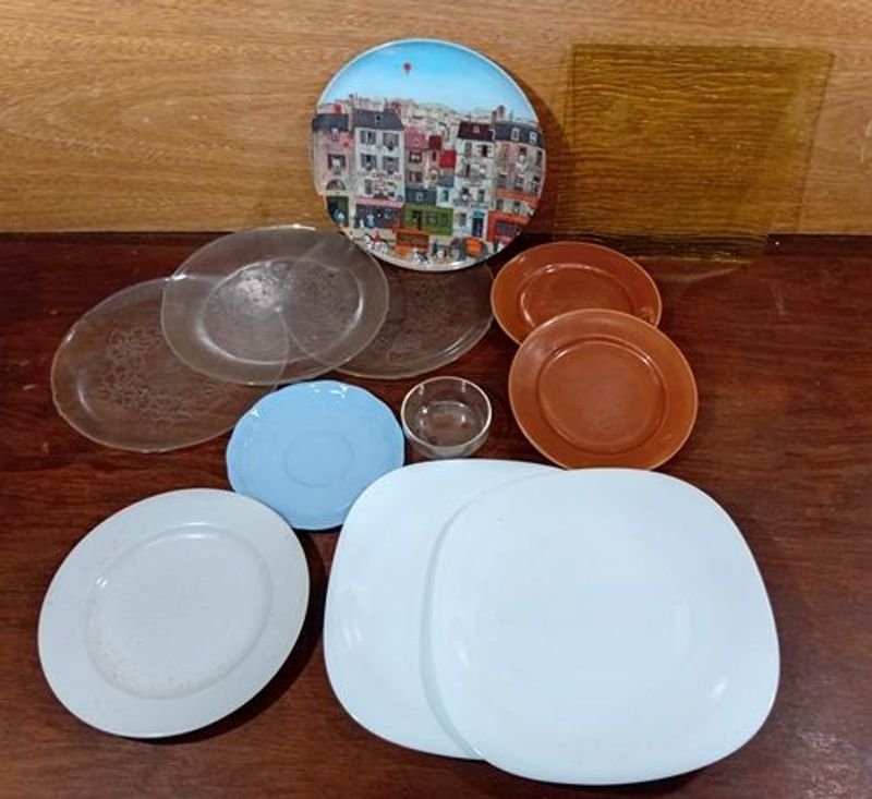 Lote de 12 Platos y Vasos en Diversos Tamaños y Colores