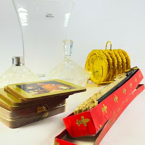 Lote de Perfumero, Abanico, Posavasos y Jarra de Vidrio - imagen 3