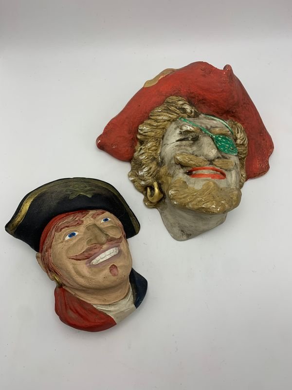 Lote siguiente: Adornos colgantes en yeso decorativos