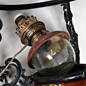 Colgante Quinqué Antiguo de Mayólica y Hierro con Pantalla Opalina - imagen 4