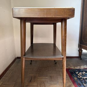 Mesa Auxiliar Clásica con Tapa de Mármol y Ruedas - imagen 7