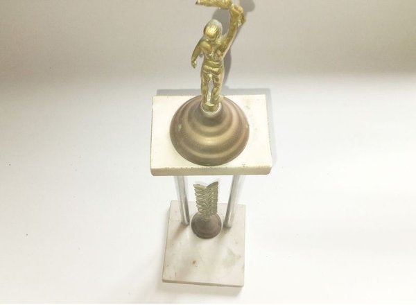 Trophy de marmol y bronce con estatua y diseño de hoja de oro - imagen 2