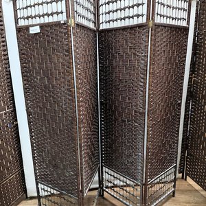 Biombo Marrón de 4 Hojas con Detalles de Mimbre y Estructura Metálica - imagen 2