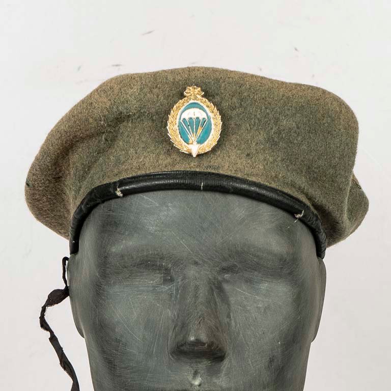 Lote siguiente: Boina de paño de paracaidista del Ejército de Uruguay